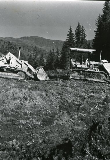 Historisches Bild mit Maschinen für den Bau der Gerlos Alpenstraße | © gerlos-alpenstrasse.at/Archiv
