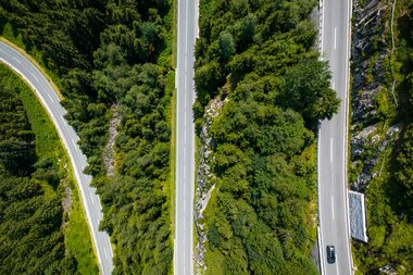 Luftaufnahme der Gerlos Alpenstraße mit drei Straßenabschnitten | © gerlos-alpenstrasse.at/Stabentheiner