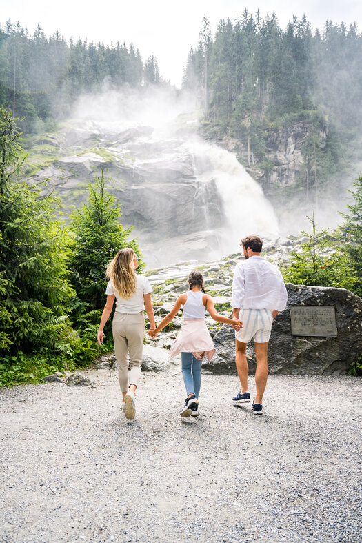 Familie spaziert zum Krimmler Wasserfall | © gerlos-alpenstrasse.at/Stabentheiner
