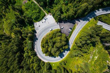 Luftaufnahme einer Kurve der Gerlos Alpenstraße  | © gerlos-alpenstrasse.at/Stabentheiner