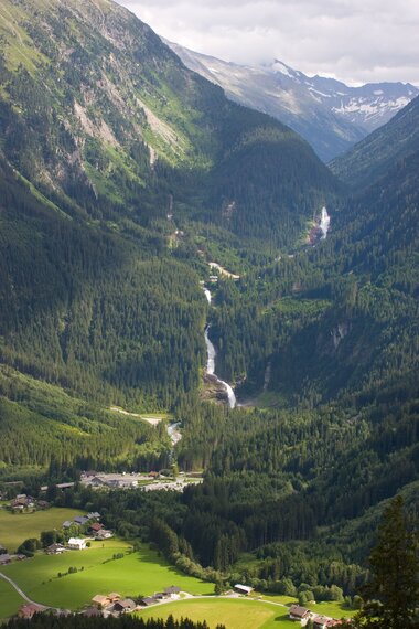 Gerlos Alpine Road, view of Krimml Worlds of Water and waterfalls | © gerlosstrasse.at/Reifmueller