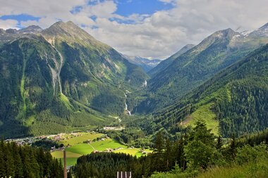 Gerlos Alpine Road, view of Krimml and the waterfalls | © gerlosstrasse.at/Reifmueller