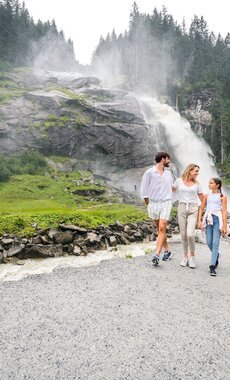 Familie geht vom Krimmler Wasserfall weg | © krimmler-wasserwelten.at/Stabentheiner